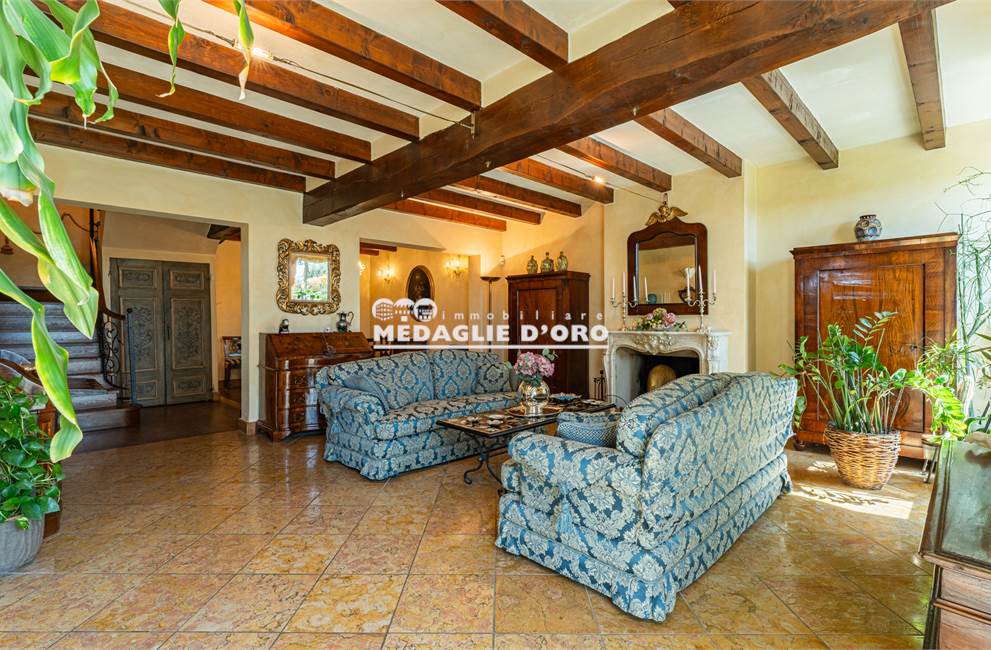 VILLA D'ANGOLO CON ANNESSA AREA CORTILIVA IN BORGO