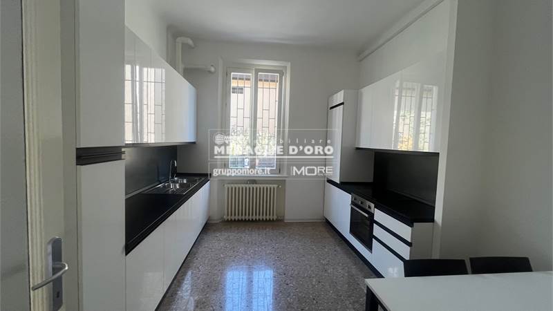 Ampio appartamento arredato di cucina